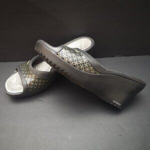 Crocs Boulder Colorado Ladies Size 8 Black w/ Gold Patterned Strap Wedge Sandals